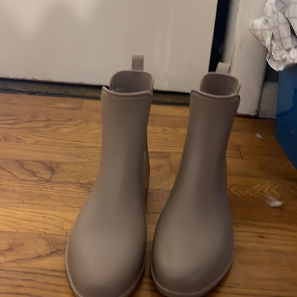 A new day rain boots never worn